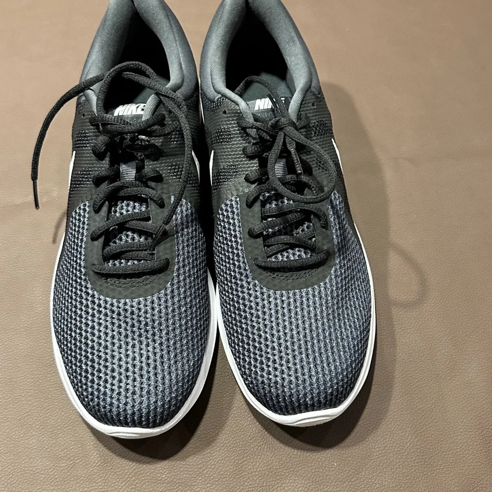 Nike Men's Black and White Athletic Shoes - Picture 3 of 4